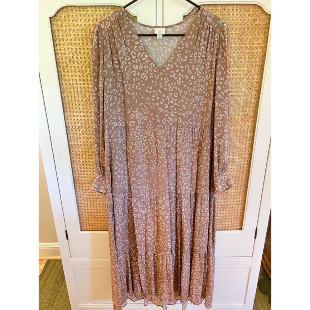 Flowey brown long sleeve dress with white details!